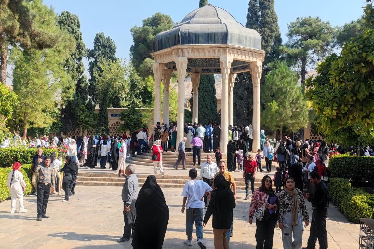 روز بزرگداشت حافظ، شاعر پرآوازه و لسان‌الغیب