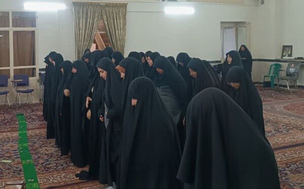 برپایی نماز جماعت در مکتب النرجس