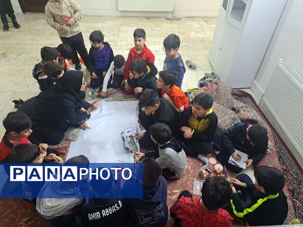 طرح نقاشی گروهی رو پارچه به‌مناسبت روز پرستار در دبستان مبتکران ۳ مشهد