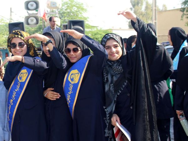 حضور پرشور تشکل های دانش آموزی در راهپیمایی ۱۳ آبان