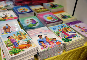 آغاز توزیع بسته‌های نوشت‌افزار در بین دانش‌آموزان روستای کنار سیاه هرمزگان