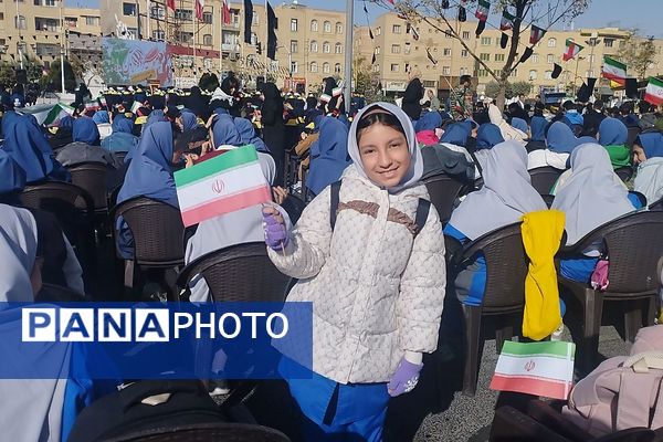 برگزاری مراسم راهپیمایی سیزده آبان با حضور دانش‌آموزان و مسئولین در ملارد