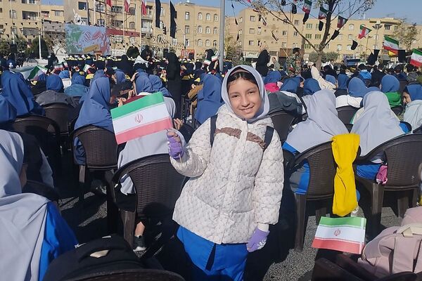 برگزاری مراسم راهپیمایی سیزده آبان با حضور دانش‌آموزان و مسئولین در ملارد
