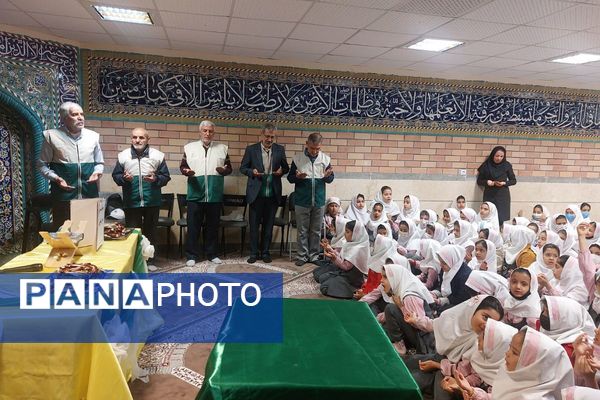 استقبال پرشور دانش‌آموزان دبستان صدیقه کبری(س)از خادمان رضوی در "چهارشنبه‌های امام رضایی"