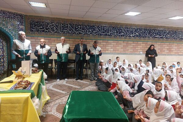 استقبال پرشور دانش‌آموزان دبستان صدیقه کبری(س)از خادمان رضوی در "چهارشنبه‌های امام رضایی"