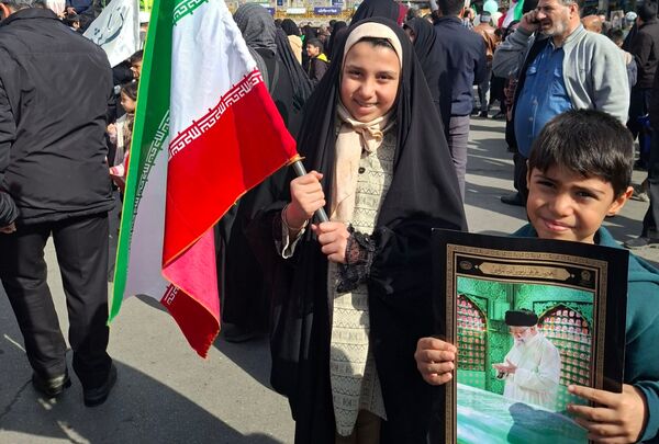 حضور پرشور دانش آموزان دبستان تربیت در راهپیمایی ۲۲ بهمن