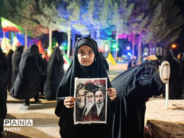 اجتماع شبانه نوجوانان شهرستان رشتخوار در سوگ رهبر شهید
