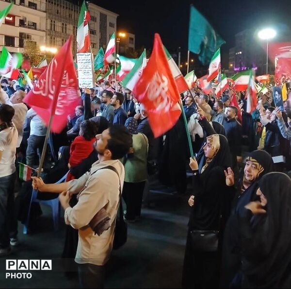 میدان انقلاب، میعادگاه خروش ملت در فریاد «الله‌اکبر» و طنین «مرگ بر آمریکا» و «مرگ بر اسرائیل»