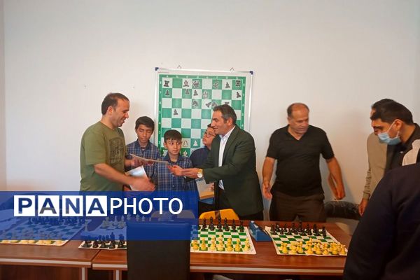 رقابت اندیشه‌ها در پیشوا؛ برگزاری مسابقات شطرنج دانش‌آموزی با حضور مسئولان