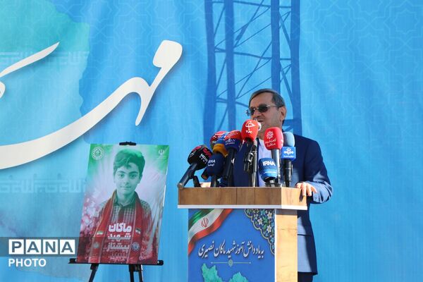 «مهر کریمانه» با حضور وزیر آموزش و پرورش در دبستان پروین اعتصامی بهارستان‌دو