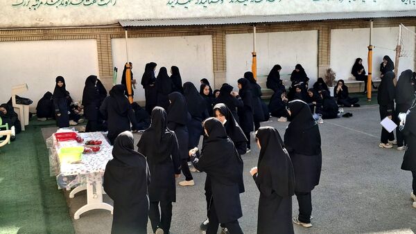 محفل قرآنی همراه با صبحانه سالم در دبیرستان فرزانگان ۲