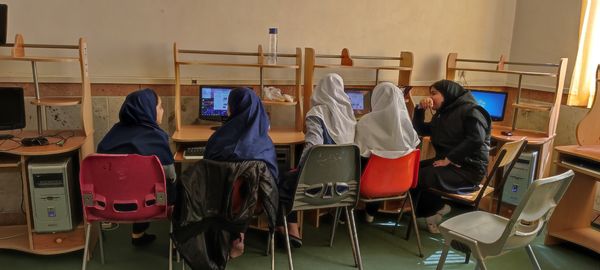 بازدید دانش‌آموزان پیشتاز‌ مدرسه شهید خاقانی از کلاس‌های رایانه کانون سمیه شیروان