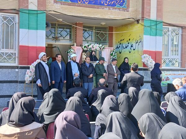 آغاز سال تحصیلی با گرامیداشت یاد و خاطره شهیدان در مدرسه فاطمیه شهرستان چاراویماق 