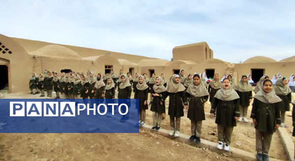 اجرای دلنشین سرود ایرانمون در دل تاریخ کهن قلعه ملکی