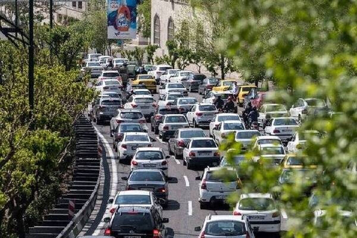 تردد در بزرگراه‌های صدر و حکیم سنگین است