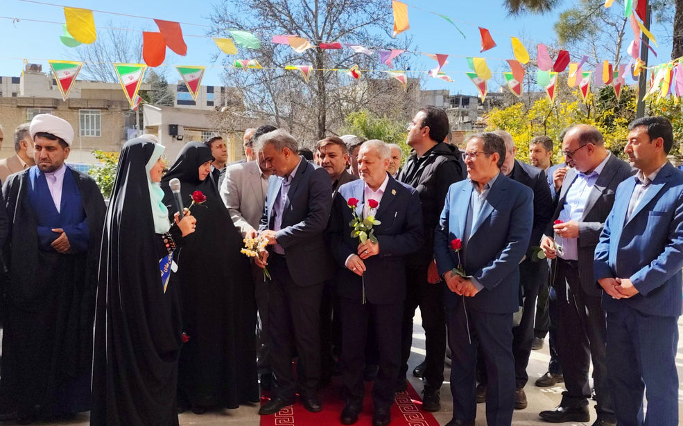 وزیرآموزش و پرورش هم صف دانش آموزان شیرازی