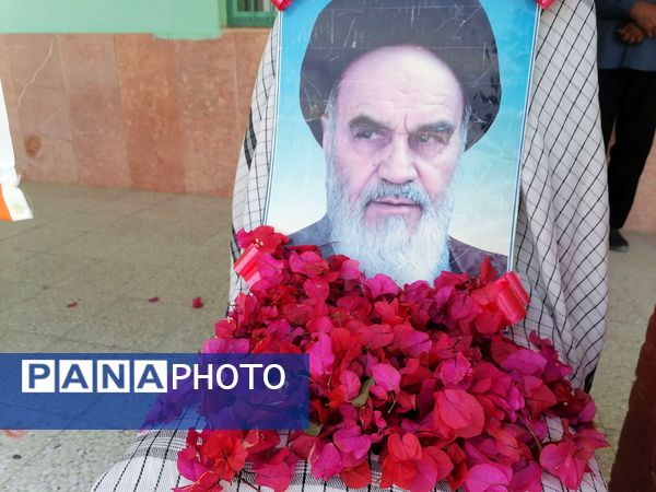 مدارس سندرک یکپارچه در شور انقلابی؛ زنگ انقلاب به صدا درآمد