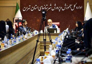 مدیرکل آموزش‌وپرورش شهرستان‌های استان تهران پای صحبت‌های دانش‌آموز خبرنگاران پانا 