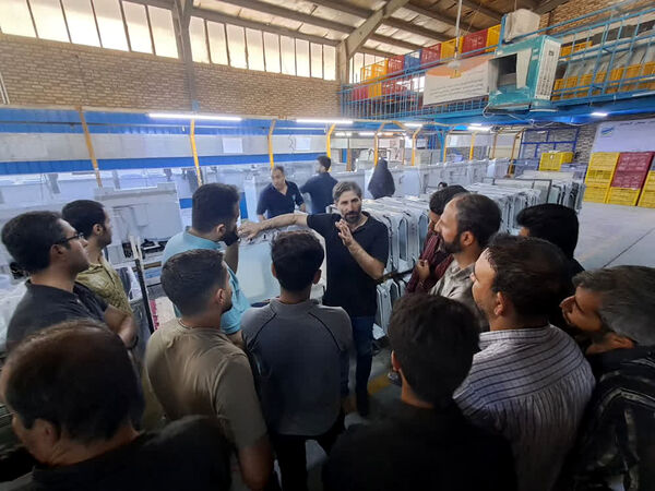 بازدید هنرجویان مرکز آموزش فنی و حرفه‌ای قم از خط تولید کارخانه فریدولین