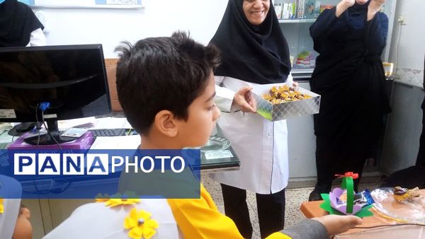 قدردانی از کارکنان خانه‌های بهداشت روستای فدافن در روز پرستار