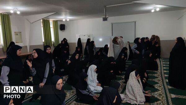 اولین نماز جماعت در روز اول مدرسه دخترانه امام حسین (ع) نیشابور 