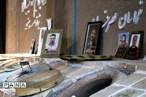 طبخ نان در تنورخانه سنتی ایران با حضور خانواده های شهدای جنگ رمضان