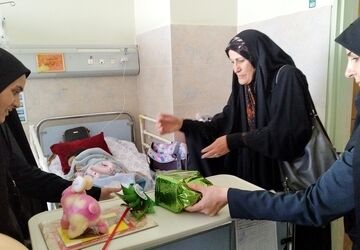 اهدای اسباب بازی به کودکان بیمارستان امام حسین (ع)