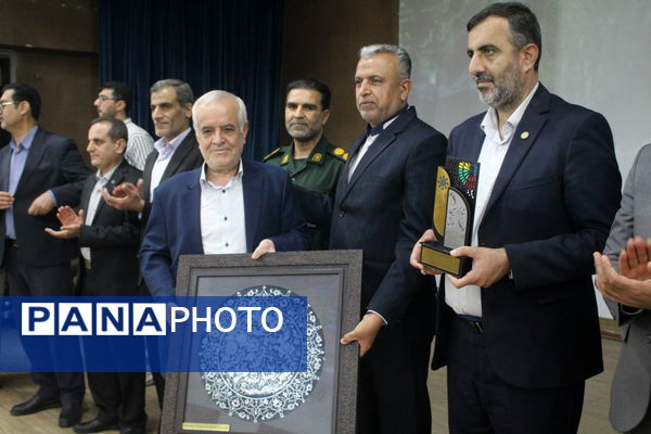 تجلیل از برگزیدگان دبیرستان شهید بهشتی شهرستان بوشهر (1)