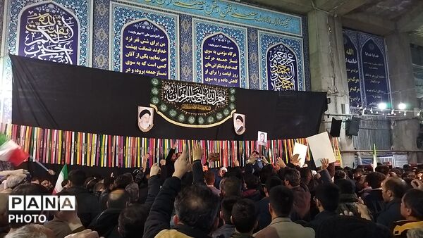 لاله ها بر فراز دستان مردم نیشابورـ۲