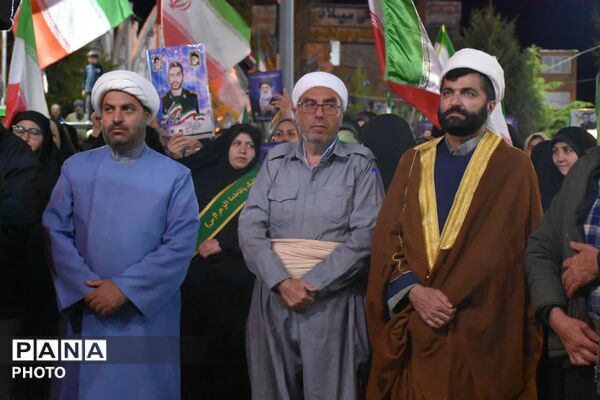 حضور خادمان آستان قدس رضوی در موج پنجاه‌وهشتم تجمعات شبانه؛ همدلی با بیرق حرم رضوی