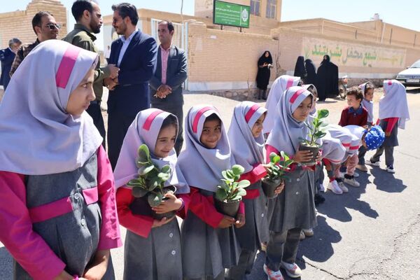 بازدید مدیرکل آموزش و پرورش استان یزد از آموزشگاه شهید نواب صفوی بهاباد
