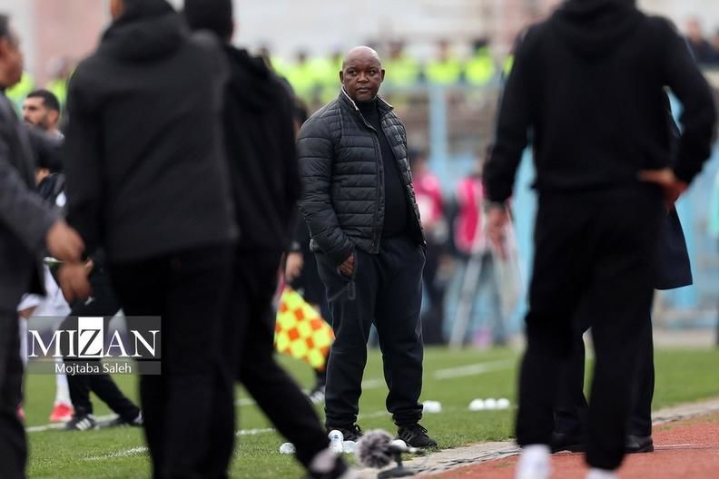 موسیمانه در نزدیکی درب خروج اردوگاه استقلالی‌ها