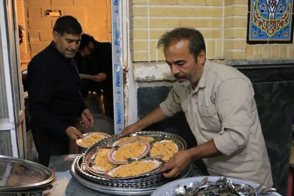 شب نهم محرم در حریم بی‌بی سکینه(س)،میزبانی از دلدادگان ابا عبدالله الحسین (ع) با نماز جماعت، نوای عزا و سفره اطعام