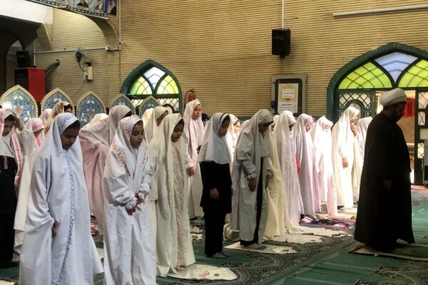حضور دانش آموزان دبستان هدی یک در مسجد صاحب الزمان (عج) 