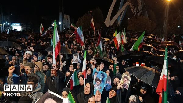 حضور حماسی مردم شهرستان نورآباد در شانزدهمین شب اجتماعات مردمی در زیر باران