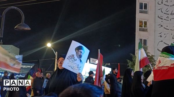 تجمع جوانان‌‌و‌نوجوانان‌در‌بیعت با رهبر انقلاب در نیشابور