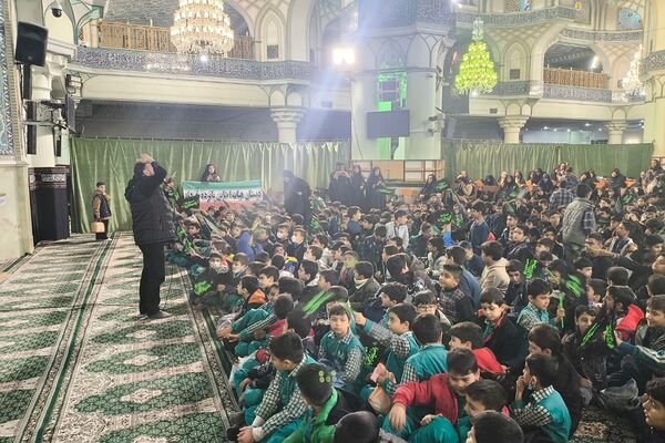 حضور دانش‌آموزان ناحیه دو شهرری در مراسم نوگلان فاطمی
