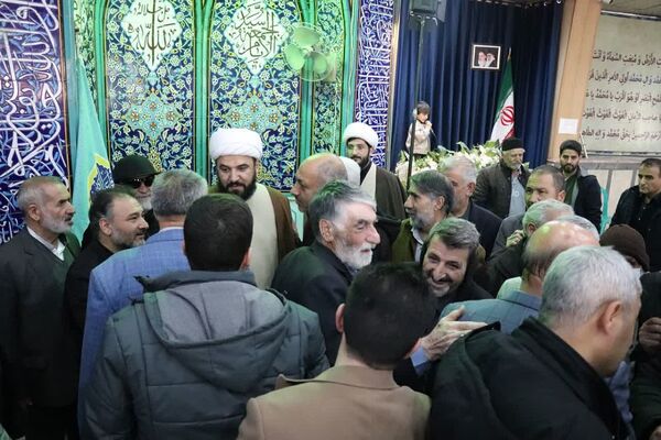 حضور دانش آموزان آموزشگاه شهدای گلدسته و مردم چهاردانگه در نماز جمعه 