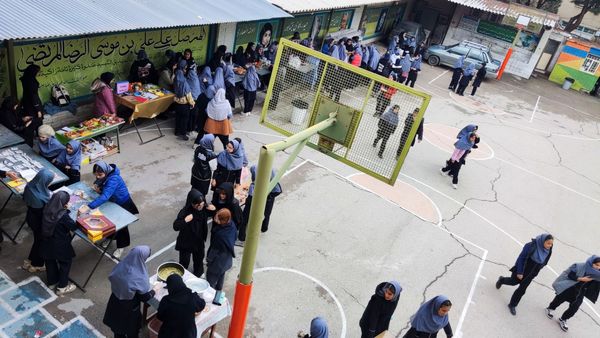 برپایی بازارچه دانش آموزی در دبیرستان پیرایش ۲