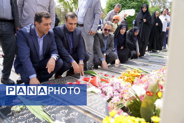 مراسم عطرافشانی قبور مطهر شهدا باحضور مدیرکل آموزش‌وپرورش استان اصفهان