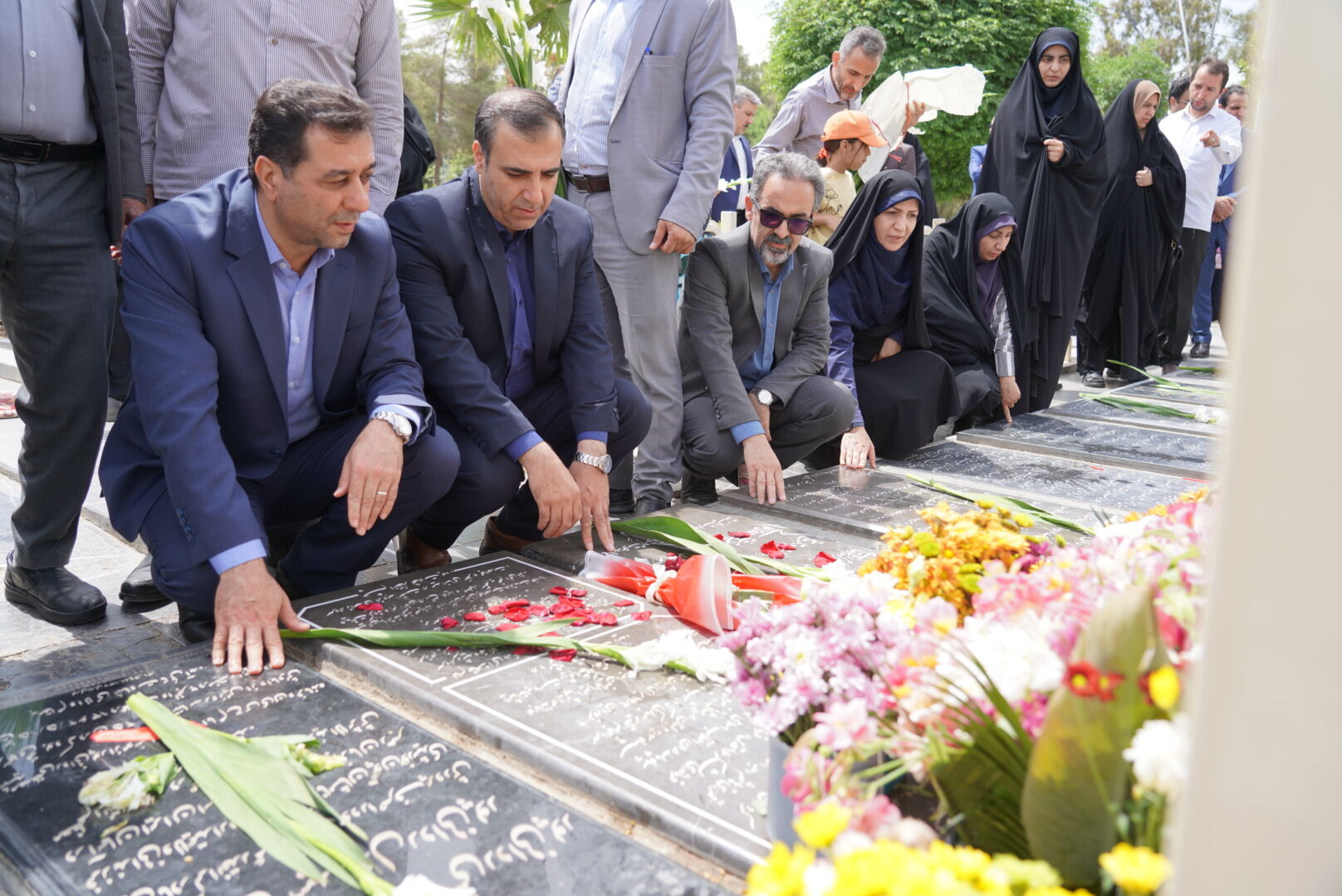 مراسم عطرافشانی قبور مطهر شهدا باحضور مدیرکل آموزش‌وپرورش استان اصفهان