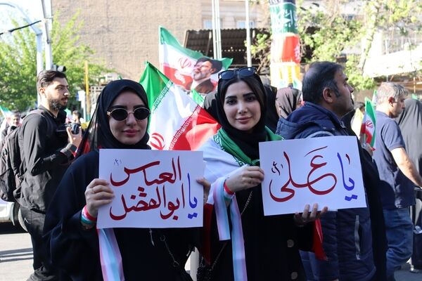 تک تک خیابان‌هاى تهران، سیاه پوش پدر امت