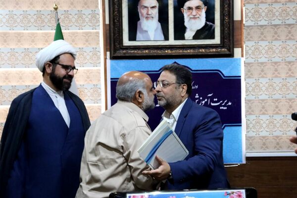 گرامیداشت هفته معلم با تجلیل از فرهنگیان آموزش و پرورش منطقه ۱۴ 