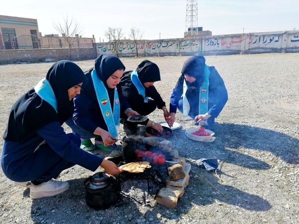جشن انقلاب در دبیرستان حضرت فاطمه (س) و هنرستان عفاف، شهر تیتکانلو