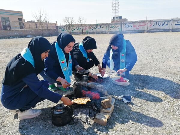 جشن انقلاب در دبیرستان حضرت فاطمه (س) و هنرستان عفاف، شهر تیتکانلو