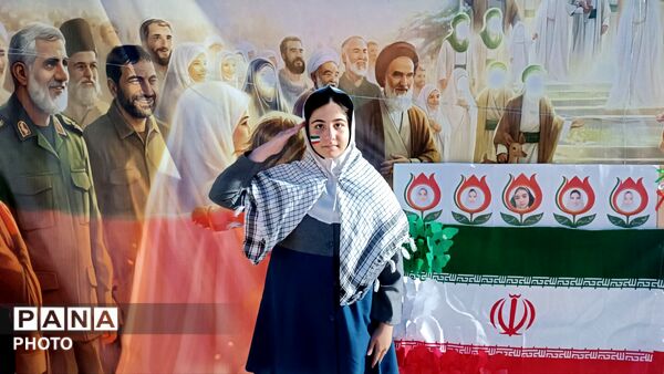 غوغای دانش‌آموزان در استقبال از موکبِ «فرزندانِ سردار سلیمانی»