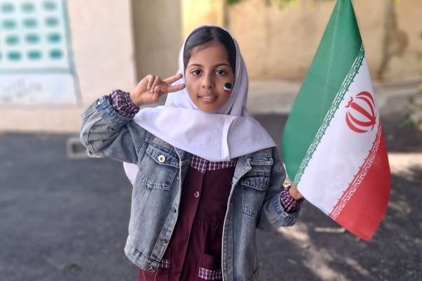 جشن باشکوه دهه فجر و پاسداشت پرچم جمهوری اسلامی در دبستان استقلال حاجی‌آباد