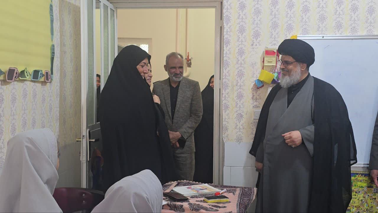 بازدید امام جمعه و مدیر آموزش‌ و پرورش بافق از دبستان هفتم تیر