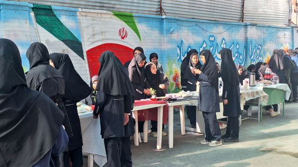 برپایی بازارچه دانش آموزی در دبیرستان فیاض شهرستان کاشمر 