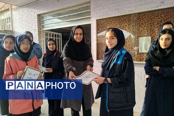 تجلیل از دانش آموزان ممتاز دبیرستان عطیه 
